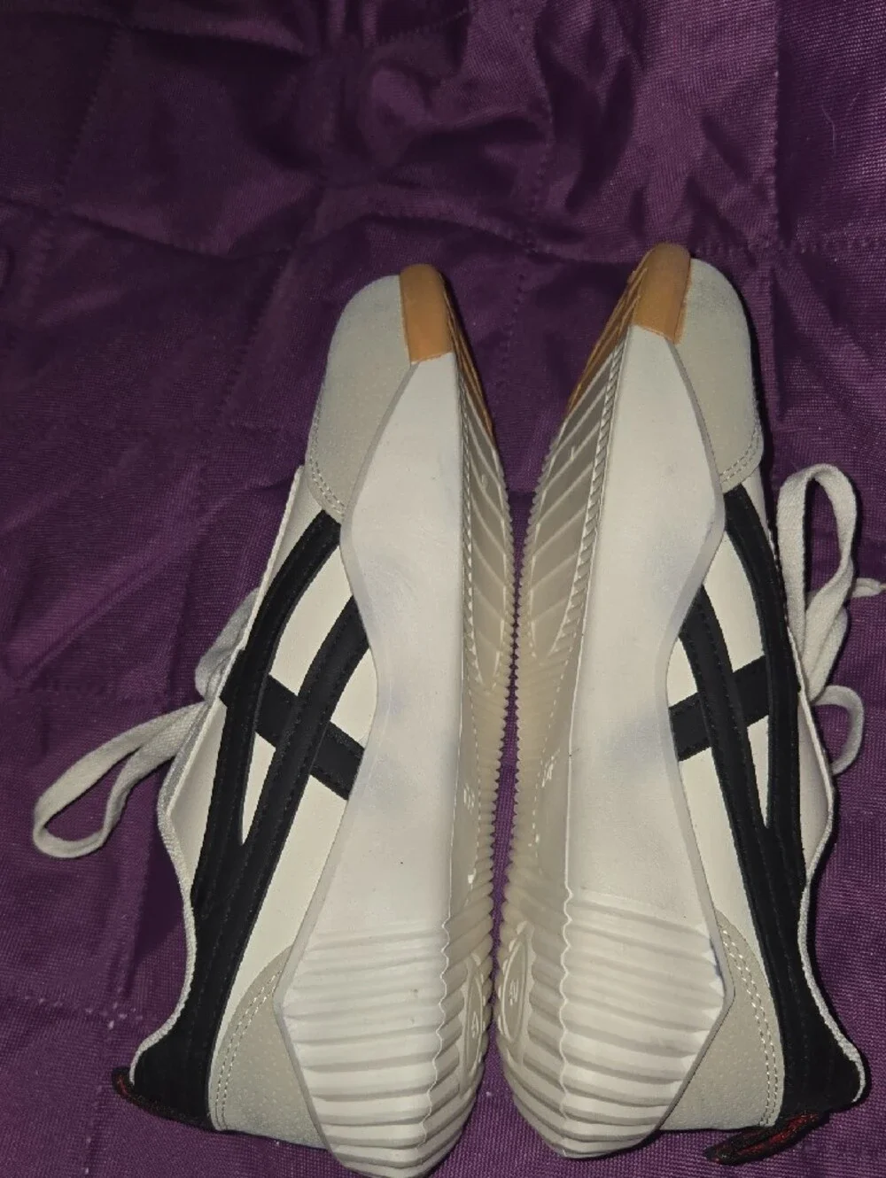 De Florance Women’s Casual Lace-Up Sneakers in White and Black